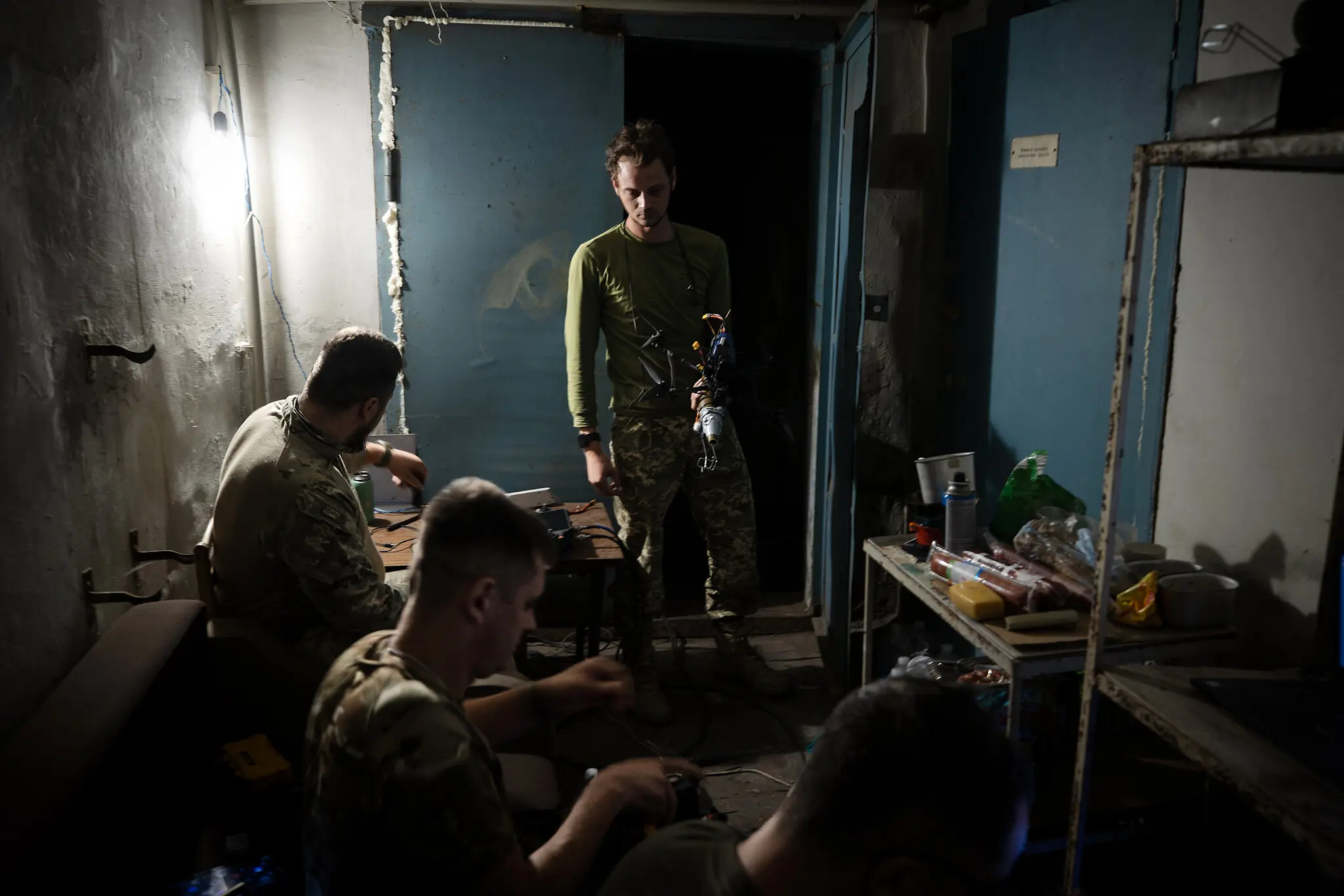 У підвальному бункері в обложеному Торецьку українські війська планують оборону. Через кілька годин місце було знищено артилерією, але солдати обійшлися легкими пораненнями.